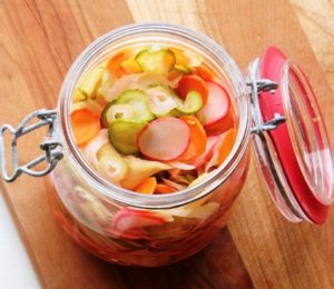 pickles de légumes en bocal