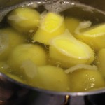 cuire les pommes dans de l'eau frémissante