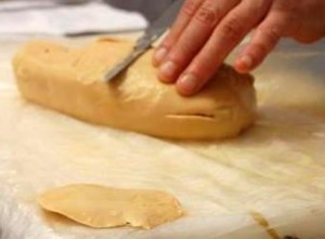 tailler le foie gras cru en tranches fines