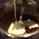 verser 1/3 de la crème et du miel bouillant sur le chocolat