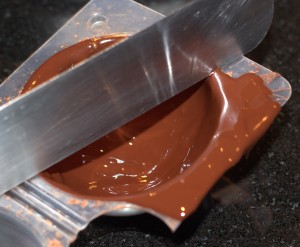 Coque en chocolat araser les bords