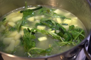 Soupe ajouter les pommes de terre et cougettes